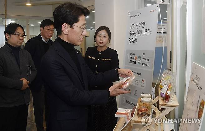 김윤상 차관, 나라키움 청년창업허브 현장 방문 (서울=연합뉴스) 김윤상 기획재정부 차관이 1월 31일 오후 서울 강남구 나라키움역삼A빌딩 청년창업허브 현장을 방문해 입주기업을 시찰하고 있다. 2024.1.31 [기획재정부 제공. 재판매 및 DB 금지] photo@yna.co.kr