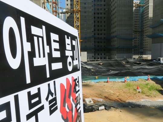 지난해 4월 지하주차장이 붕괴된 인천 검단 아파트 건설현장(사진출처 =뉴시스)