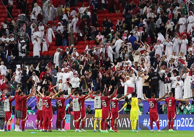 아시안컵 16강전 카타르와 팔레스타인 경기에서 2-1 역전승을 거둔 카타르 선수들이 팬들과 기뻐하고 있다. 사진=연합뉴스
