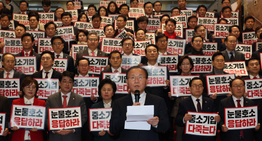 1일 윤재옥 국민의힘 원내대표와 의원들이 국회 본회의 후 회의장 앞에서 중대재해처벌법 처리 촉구 규탄대회를 하고 있다. (사진=연합뉴스)