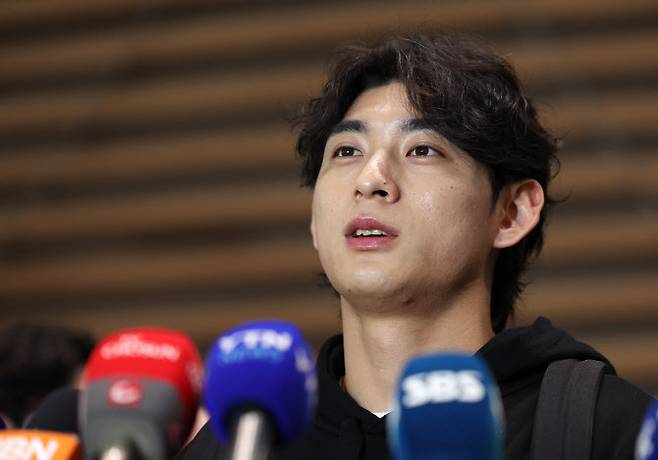 이정후가 미국프로야구 메이저리그(MLB) 첫해 도전을 위해 1일 오후 인천국제공항 2터미널을 통해 출국했다. 출국에 앞서 취재진의 질문에 답하는 모습(사진=연합뉴스)