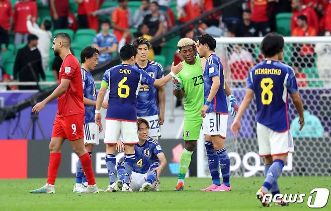 일본 선수들이 31일(현지시간) 카타르 도하 알투마마 스타디움에서 열린 2023 아시아축구연맹(AFC) 카타르 아시안컵 16강전 바레인과 일본의 경기에서 3-1로 승리를 한 후 하이파이브를 하고 있다. 2024.1.31/뉴스1 ⓒ News1 김성진 기자