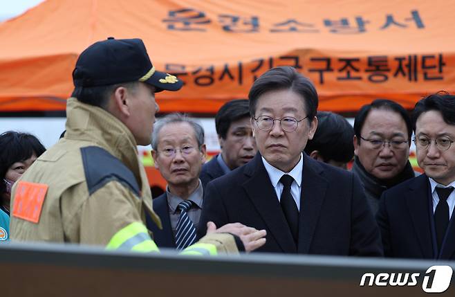 이재명 더불어민주당 대표가 1일 오후 경북 문경 육가공공장 화재 현장을 방문해 브리핑을 받고 있다. (공동취재) 2024.2.1/뉴스1 ⓒ News1 공정식 기자