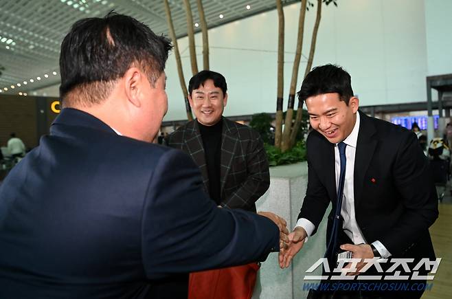 31일 롯데 자이언츠 선수단이 인천공항을 통해 전지훈련지인 괌으로 출국했다. 김민성이 김태형 감독과 인사를 나누고 있다. 인천공항=허상욱 기자