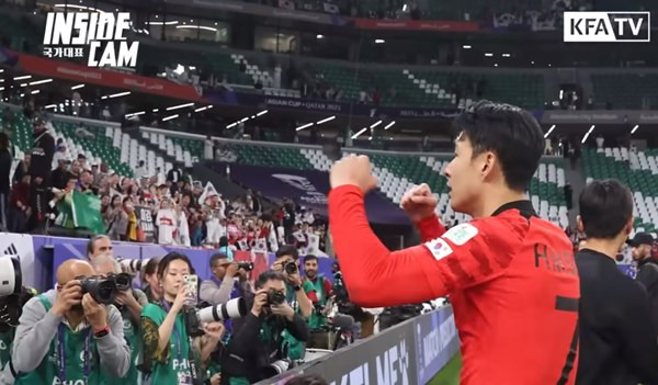 한국 응원석을 바라보고 세리머니를 펼치는 손흥민. ⓒKFATV_대한민국 축구 국가대표팀