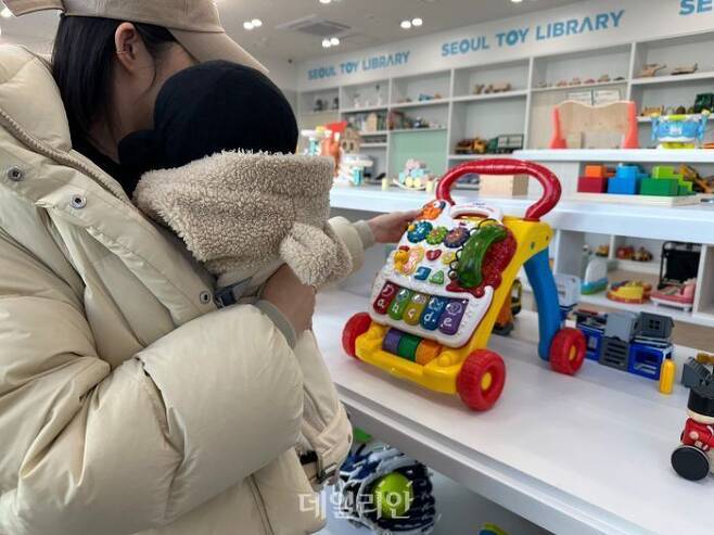 서울장난감도서관에서 어린 자녀를 둔 부모가 장난감을 살펴보고 있다.ⓒ데일리안 김하나 기자