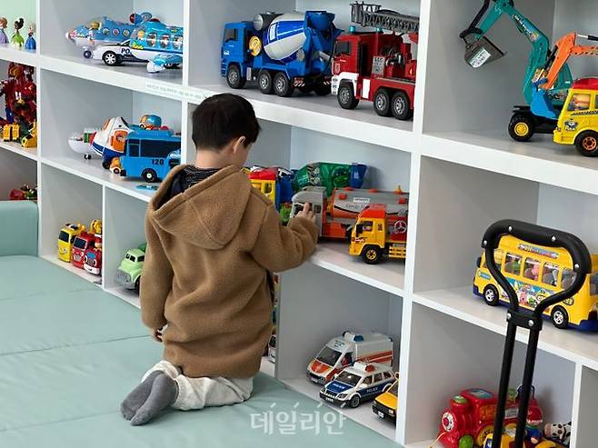 서울장난감도서관에서 아이가 자동차 장난감을 보고 있다.ⓒ데일리안 김하나 기자