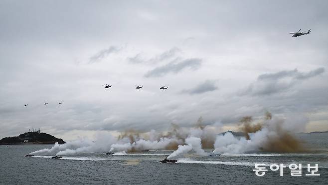 지난해 9월 15일 인천 중구 팔미도 인근 해상에서 열린 제73주년 인천상륙작전 전승 기념행사에서 해병대 상륙돌격 장갑차가 연막탄을 터뜨리며 전진하고 있다. 동아일보DB