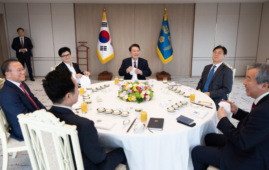 지난달 29일 윤석열 대통령이 서울 용산 대통령실 청사에서 국민의힘 한동훈 비상대책위원장, 윤재옥 원내대표 등과 오찬을 함께하며 대화하고 있다. 대통령실 제공.