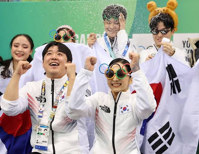 대한민국 피겨 대표팀 김지니, 김현겸, 이나무, 신지아가 1일 오후 강원 강릉 아이스아레나에서 열린 2024 강원동계청소년올림픽 피겨 스케이팅 단체전 여자 싱글 프리스케이팅 경기를 마친 뒤 금메달이 확정되자 환호하고 있다. 사진=뉴스1