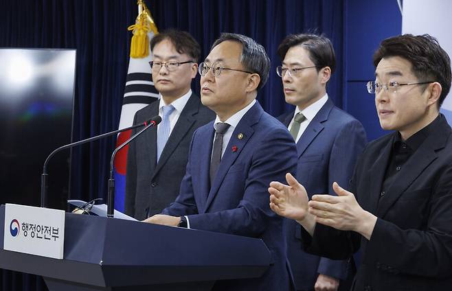 고기동 행정안전부 차관이 지난달 31일 서울 종로구 정부서울청사에서 디지털 행정 서비스 안정성 확보를 위한 종합대책을 발표하고 있다. 정부는 지난해 말 발생한 지방행정 전산서비스 장애 재발을 방지하고 예방하기 위해 디지털 행정서비스 종합대책을 마련해 이날 한덕수 국무총리가 주재한 국정현안장관회의에서 확정했다. 연합뉴스