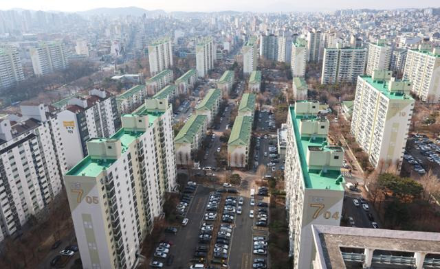 정부가 '노후계획도시 정비 및 지원에 대한 특별법' 시행령 제정안을 입법예고한다고 밝힌 지난달 31일 서울 양천구 목동 일대 아파트. 연합뉴스