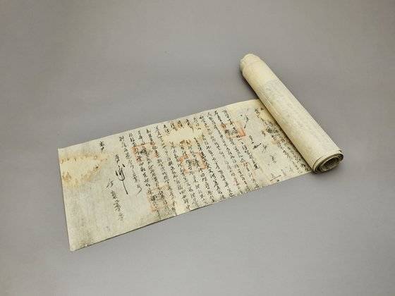 조선시대 후기의 한성부 부동산 매매 문서. 그간의 거래 내역을 길게 이어 붙였다. 사진 서울역사박물관