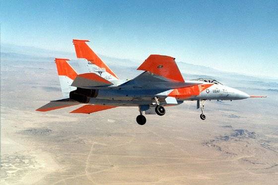 소련이 MiG-23을 배치하기 시작한 1972년 초도 비행에 나선 F-15 프로토타입. 이 정도로 미국의 발걸음 빨랐다. 위키피디아
