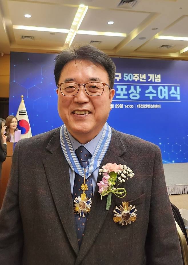 백종태 박사가 지난달 29일 대전컨벤션센터에서 열린  ‘대덕연구개발특구 50주년 기념 유공자 정부 포상 수여식’에서 과학기술훈장을 받은 뒤 기념촬영을 하고 있다. 우리웰 제공