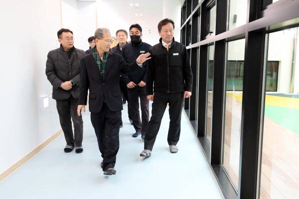김한영 국가철도공단 이사장(왼쪽에서 두 번째)이 1일 동해선이 지나는 부산 연제구 거제역을 찾아 오는 3월 개원하는 ‘기차역 어린이집’의 공사 현장을 둘러보고 있다. 공단 제공