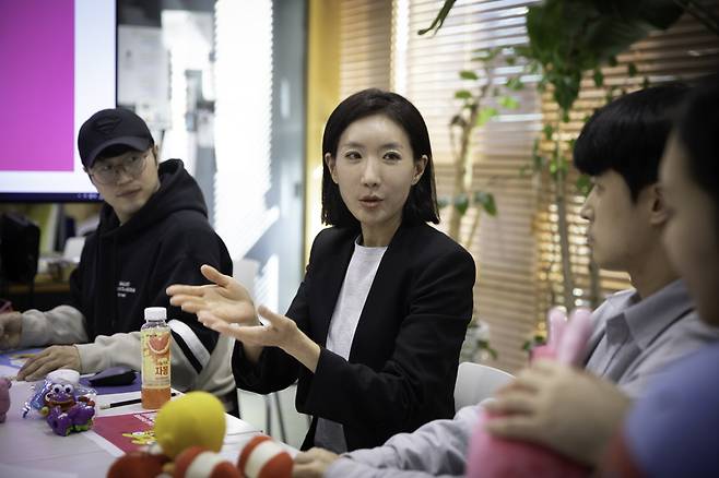 오콘 우지희 대표가 회의하는 모습 [사진=오콘]