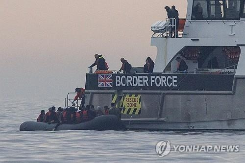 영국 국경 수비대 함정이 보트 이민자들을 구조하는 모습 <사진=EPA 연합뉴스>