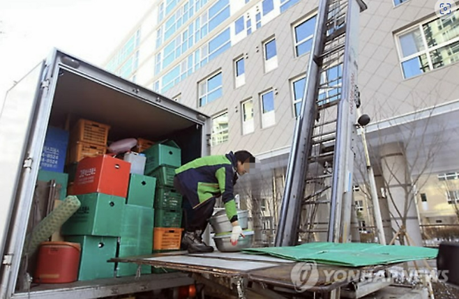 이삿짐센터 직원이 입주민들의 짐을 옮기고 있다. [사진 = 연합뉴스]