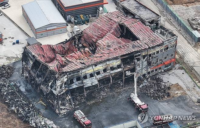 지난달 31일 경북 문경시 신기동의 한 공장에서 불이 나 공장 전체가 잿더미로 변했다. 이곳에서 고(故) 김수광(27) 소방교와 박수훈(35) 소방사는 구조작업을 하다 순직했다. [사진 = 연합뉴스]