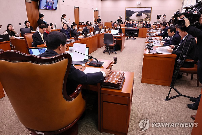 1일 국회에서 열린 농림축산식품해양수산위원회 전체회의에서 소병훈 위원장이 의사봉을 두드리고 있다. [사진 = 연합뉴스]