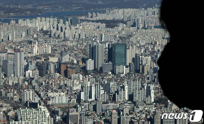 (서울=뉴스1) 장수영 기자 = 30일 오후 서울 송파구 롯데월드타워 전망대를 찾은 관람객이 아파트 단지를 바라보고 있다.   국토교통부가 이날 발표한 '10월 주택 통계'에 따르면 전국 미분양 주택 수는 전월 5만9806가구 대비 2.5% 감소한 5만8299가구로 나타났다.   10월 주택 매매량(신고일 기준)은 총 4만7799건으로 전월 4만9448건 대비 3.3% 감소했고, 전년 동월 3만2173건 대비 48.6% 증가했다. 2023.11.30/뉴스1  Copyright (C) 뉴스1. All rights reserved. 무단 전재 및 재배포,  AI학습 이용 금지.