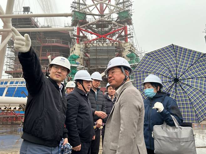 김용해 대우건설 토목사업본부장(가운데 오른쪽)과 중국국영기업인 CCCC Tianjin Dredging China가 지난 30일 중국 짱수성에 위치한 조선소에서 해상풍력 주기기 설치전용선박(WTIV)을 둘러보고 있다./사진제공=대우건설