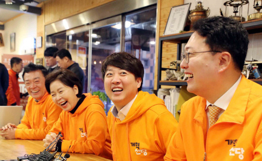 개혁신당 이준석 대표, 양향자 원내대표, 천하람 최고위원이 1일 오전 전남 순천시 한 상점에서 기자간담회를 하고 있다. 연합뉴스