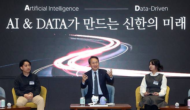 지난달 31일 서울 중구 신한금융 본사에서 열린 'AD(AI‧Data) 캔미팅'에서 진옥동 회장(가운데)이 담당 직원들과 대화하고 있다. (사진=신한금융 제공) *재판매 및 DB 금지