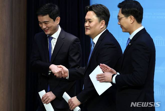 [서울=뉴시스] 추상철 기자 = 여선웅(왼쪽) 전 청와대 청년소통정책관이 1일 오전 서울 여의도 국회에서 제22대 총선 분당갑 불출마 선언 기자회견을 한 후 지지하는 김지호 더불어민주당 당대표 정무조정부실장과 악수를 하고 있다. 2024.02.01. scchoo@newsis.com