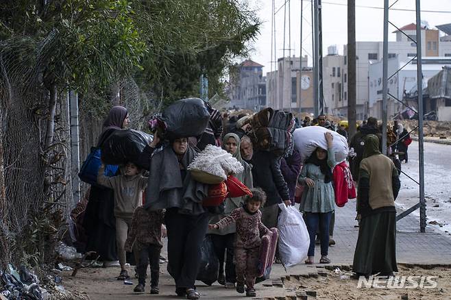 [라파=AP/뉴시스] 미국은 이스라엘의 군사 행동을 약화하고 지속적인 전투 중단 발판을 마련할 장기간 휴전안을 밀어붙이고 있다고 31일(현지시간) 월스트리트저널(WSJ)이 보도했다. 사진은 지난달 29일 가자지구 칸유니스에서 이스라엘군의 공습과 지상 작전으로부터 대피한 팔레스타인인들이 남부 라파에 도착하는 모습. 2024.02.01.