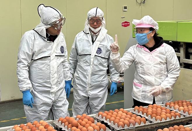 주낙영 경주시장이 산란계 농장 등을 점검하고 있다. 경주시 제공