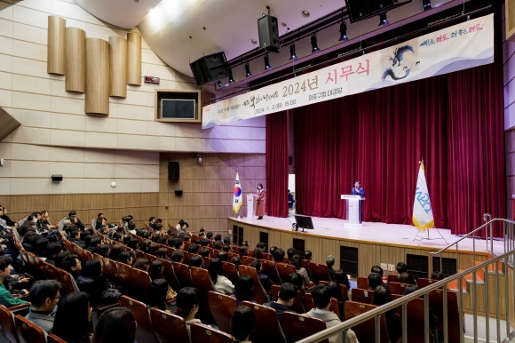 박강수(오른쪽) 서울 마포구청장이 지난달 구청 대강당에서 열린 시무식에서 직원들에게 올해 구정 목표에 대해 전하고 있다. 마포구 제공