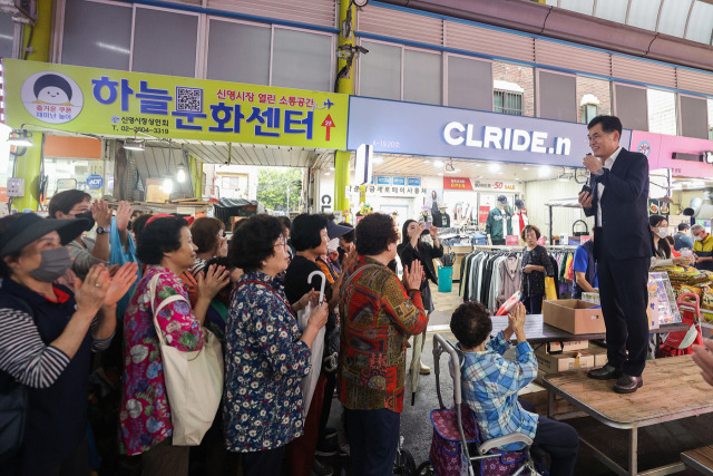 지난 추석 전통시장을 방문해 소통 중인 이기재 양천구청장. 사진 제공=양천구