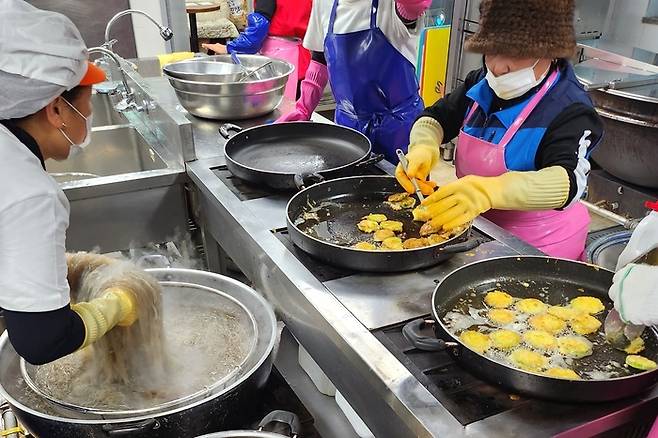 자생한방병원 봉사단원들이 복지관 노인들에게 제공할 음식을 만들고 있다