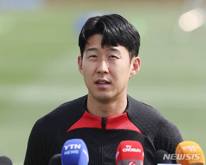 한국 축구대표팀 주장 손흥민이 31일(한국시간) 카타르 도하 알 에글라 트레이팅센터에서 취재진 질문에 답하고 있다. /사진=뉴시스