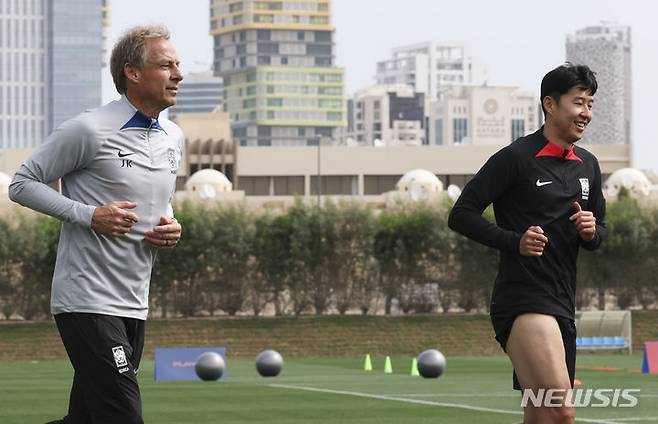 위르겐 클린스만(왼쪽) 감독과 손흥민. /사진=뉴시스