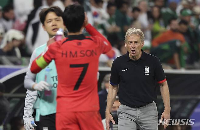 손흥민(왼쪽)과 위르겐 클린스만 감독. /사진=뉴시스