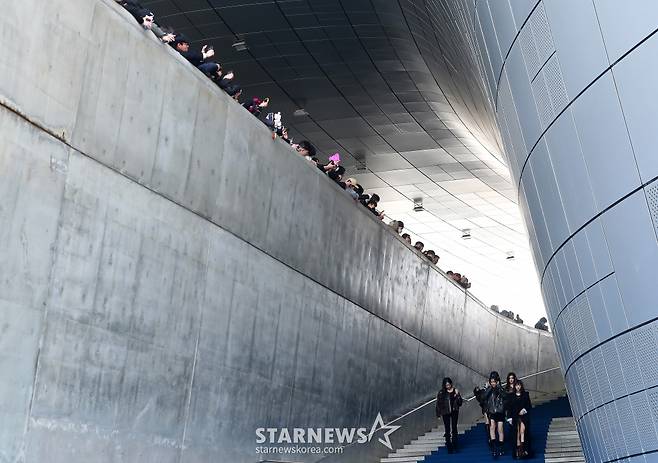 뉴진스 '팬들과 눈맞춤 인사'[★포토]