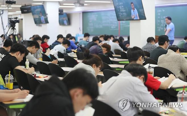 공부하는 청춘들 [연합뉴스 자료사진]