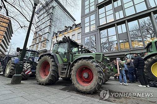 벨기에 브뤼셀 중심가에 등장한 농민 시위대의 트랙터 [AP 연합뉴스 자료사진]