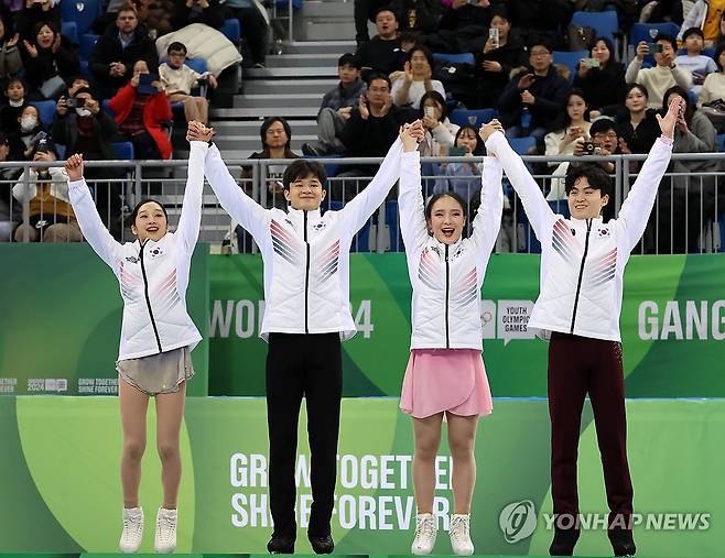 기뻐하는 선수들 (강릉=연합뉴스) 유형재 기자 = 1일 강릉아이스아레나 열린 2024 강원 동계청소년올림픽 피겨 스케이팅 팀 이벤트에서 금메달을 차지한 대한민국 선수들이 시상식에서 기뻐하고 있다. 2024.2.1 yoo21@yna.co.kr