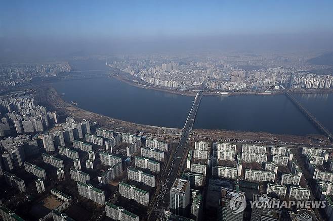 오늘도 짙은 미세먼지 (서울=연합뉴스) 박동주 기자 = 서울 지역 초미세먼지 농도가 나쁨 수준을 보인 31일 오전 서울 시내가 뿌옇게 보이고 있다. 2024.1.31 pdj6635@yna.co.kr