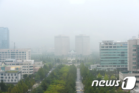 (대전ㆍ충남=뉴스1) 최형욱 기자 = 2일 대전·충남은 새벽부터 아침 사이 가시거리 1km 미만의 안개가 끼는 곳이 있을 것으로 예보됐다. 대전 정부청사 인근에 짙은 안개가 끼어있다. /뉴스1 ⓒ News1 신성룡 기자