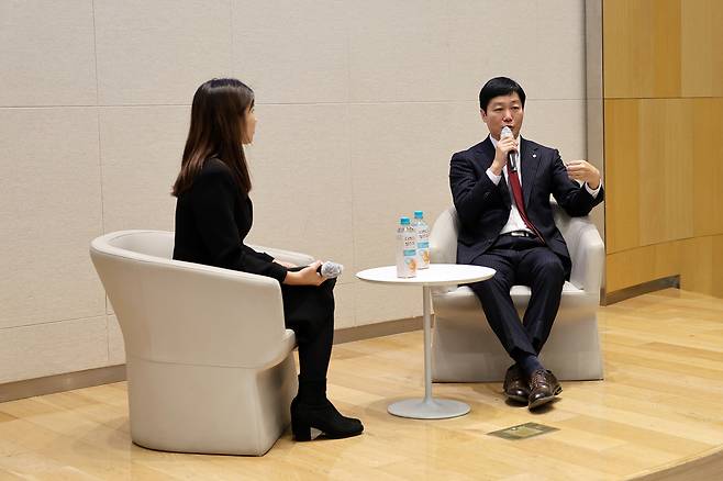 1일 열린 장재훈 롯데물산 신임 대표이사(오른쪽) 취임식(롯데물산 제공)