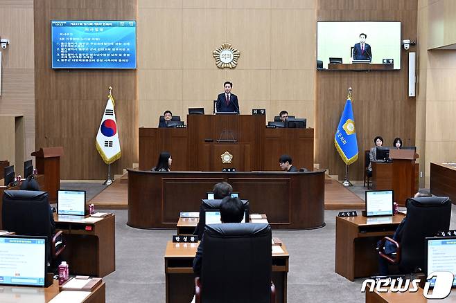 울주군의회는 2일 의사당 본회의장에서 제227회 임시회 제8차 본회의를 열고 11일간의 새해 첫 회기 일정을 마무리했다.