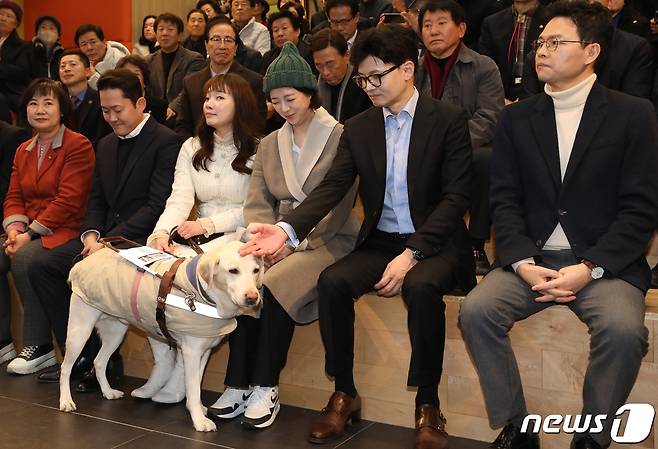 한동훈 국민의힘 비대위원장과 피습 사건 이후 8일 만에 공개 활동에 나선 배현진 의원이 2일 오후 서울 송파구 송파책박물관에서 열린 2024 설날 맞이 희망콘서트에 참석해 김예지 의원의 안내견 '조이'와 인사를 나누고 있다. 2024.2.2/뉴스1 ⓒ News1 이광호 기자