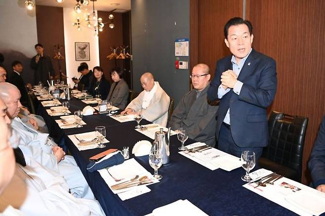 이재준 수원시장이 1일 관내 불교계 인사들과 간담회를 하고 있다.