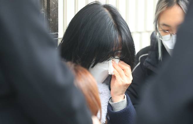 1일 오후 최원종에 대한 무기징역이 선고 된 직후 법정에 나온 유가족의 모습. /장련성 기자
