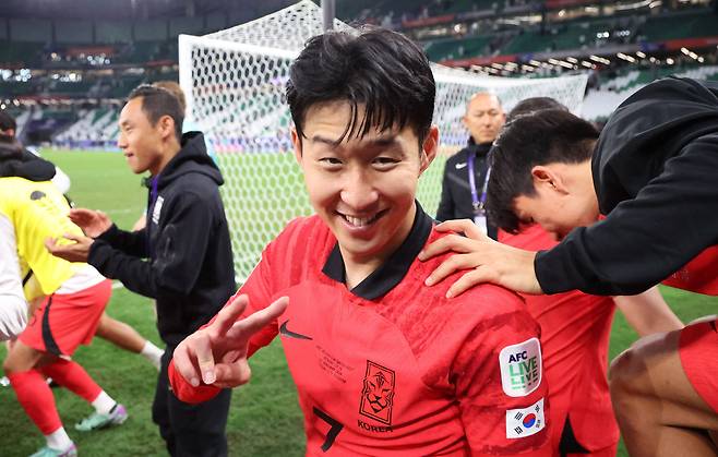 대한민국 축구대표팀 손흥민이 31일(한국시각) 카타르 알라이얀 에듀케이션 시티 스타디움에서 열린 2023 아시아축구연맹(AFC) 카타르 아시안컵 16강전 대한민국과 사우디아라비아의 경기에서 승부차기 끝에 승리한 뒤 취재진을 향해 브이를 하고 있다. /뉴스1